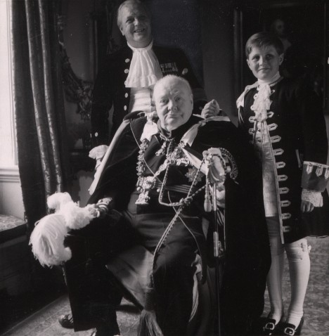 Na rodinu si Churchill potrpí. Se synem Randolphem a vnukem.