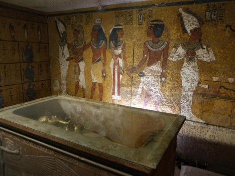 Tutanchamonův hrob našel v roce 1922 Brit Howard Carter. Byla téměř neporušená a obsahovala na 5 tisíc předmětů. Za zdobenými stěnami má být tajný vchod.