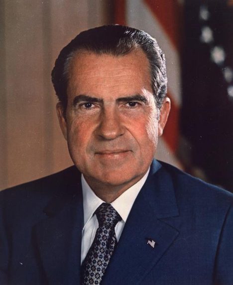 Nixon má s Kennedym zpočátku velmi dobré vztahy.