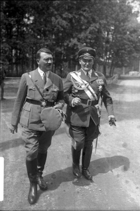 Německý vůdce Adolf Hitler s velitelem německých vzdušných sil Hermannem Göringem, který se svým návrhem poslat letadla na Anglii poprvé nepochodí.