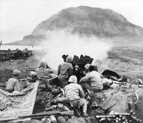 O ostrov Iwo Jima probíhají kruté boje. Japonci se nechtějí vzdát.