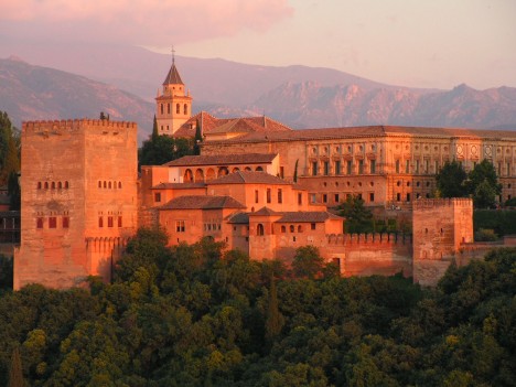 Palác Alhambra se rozkládá na ploše 142 000 čtverečních metrů.