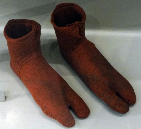 Pletené předchůdkyně ponožek se nosily už ve starověku.
