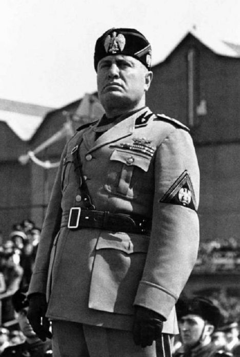 Po státním převratu je Mussolini zatčen. první odstavec