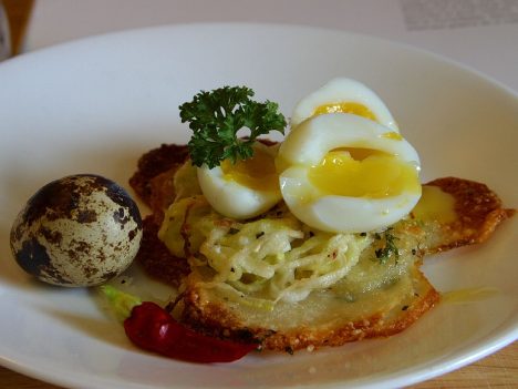 Potato_galettes_with_quail_eggs