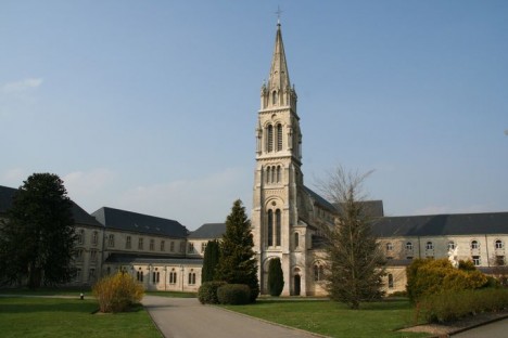 Původní kaple ve francouzské La Trappě se nakonec rozroste v ohromný klášter.
