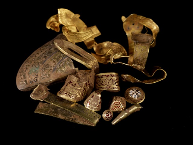 Cennosti tvoří dohromady 5 kg zlata a 2,5 stříbra, což předčilo dokonce i Hoxonský poklad.