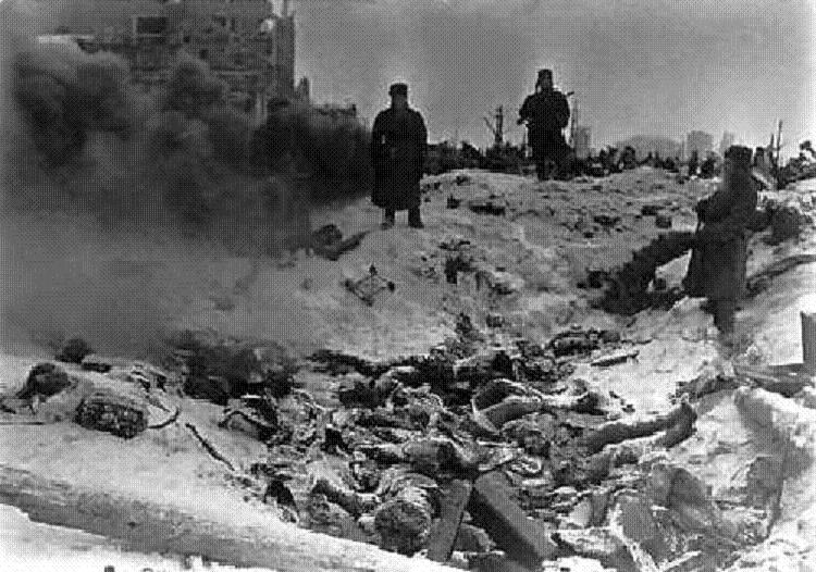 Krutá zima v obleženém Stalingradu přinese spoustě vojáků smrt.