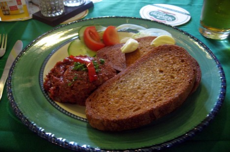 Miliony gurmánů ve světě považují tatarský biftek za opravdovou delikatesu.