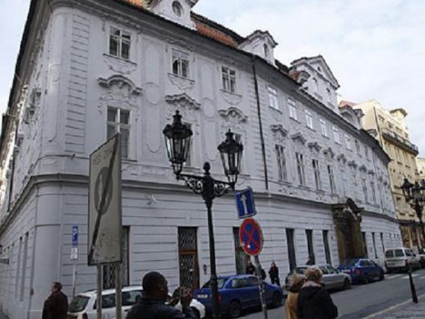 V Celetné ulici v Pachtovském paláci má generál Windischgrätz služební byt. Po ráně kulkou zde umírá jeho manželka.