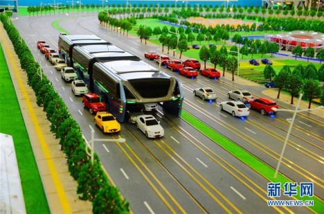 Je to autobus, tramvaj nebo něco mezi? Tak či tak v Číně věří, že je to budoucnost.