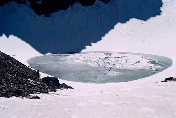Vysokohorské ledovcové jezero Rúp Kund v indickém státě Uttarákhand objeví v roce 1942 lesní strážce. Brzy je zjištěno, že se v něm nalézá 300 až 600 lidských koster, jež jsou v různém stadiu rozkladu.