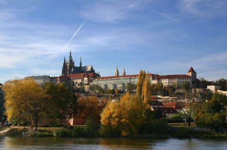 Panorama Pražského hradu z Alšova nábřeží.