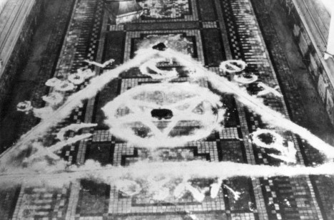 Satanistické symboly na podlaze jedné z hrobek. Probudily temné rituály zdejšího upíra?