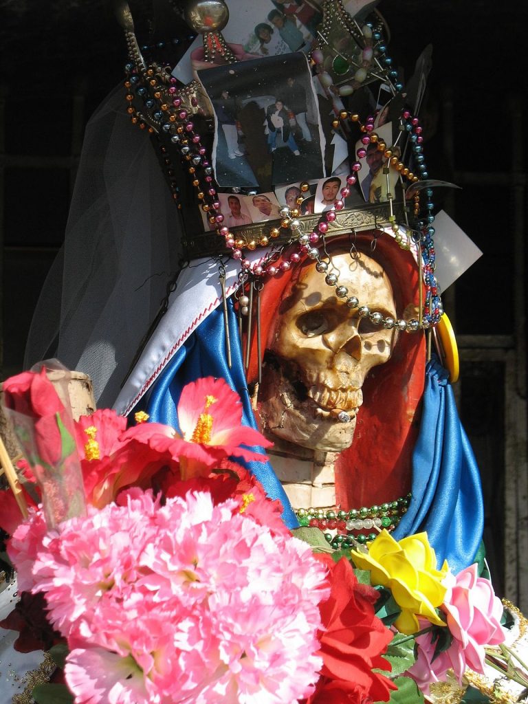 Santa Muerte, neboli Svatá Smrt.