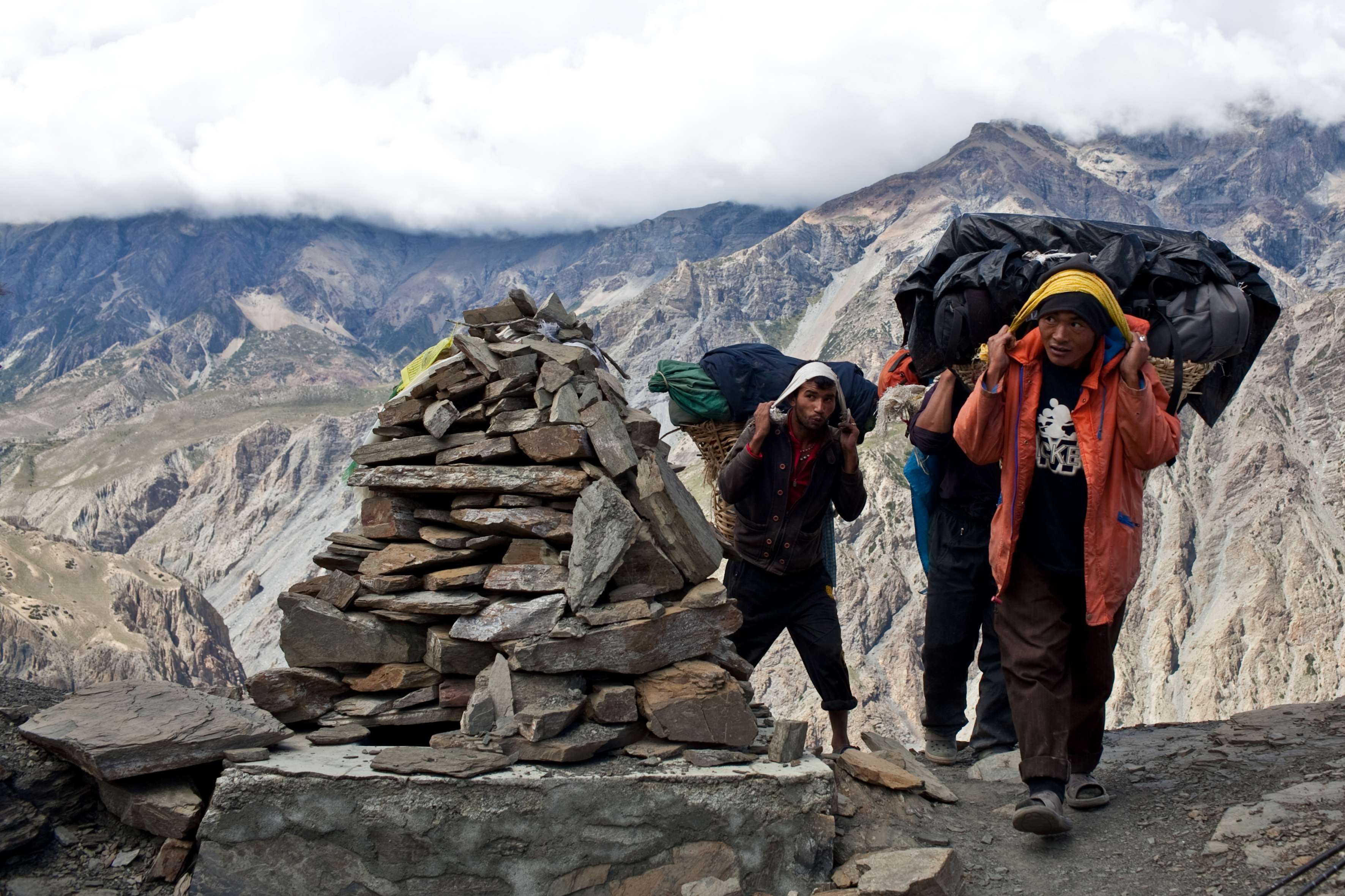 Условие жизни человека в горах. Непал шерпы. Шерпы в Гималаях. Тибет шерпы. Жизнь шерпов Гималаи.