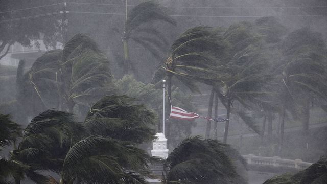 Síla větru hurikánu Irma přesáhla neuvěřitelných 300 km/h.