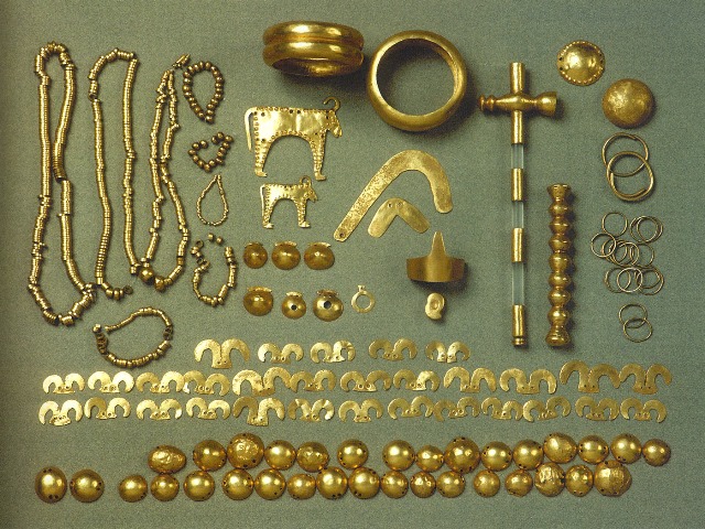 Jedním z nejzajímavějších nálezů byl učiněn v hrobě č. 43, kde se našly zlaté artefakty o hmotnosti 1,5 kg.
